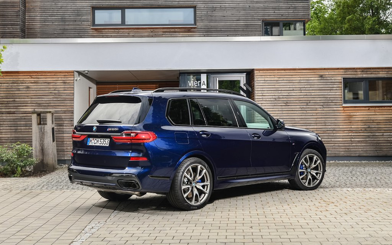 Comparison Mercedes Maybach Gls 600 4matic 2021 Vs Bmw X7 M50i